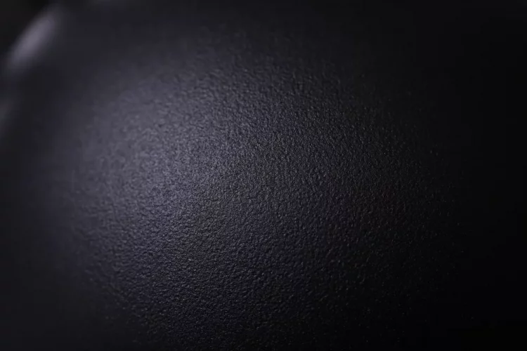 Kettlebell aus Stahl in schwarz StrongGear Oberflächendetail