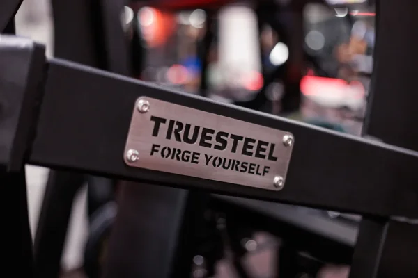 Posilňovací stroj Chest Press - Farba: Čierna