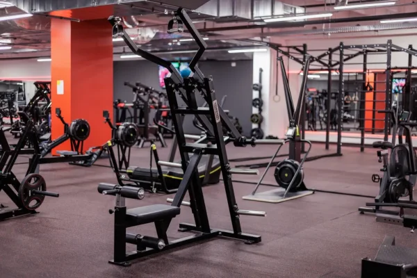 Posilňovací stroj Lat Pulldown - Farba: Čierna