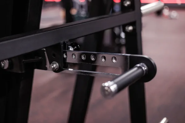 Posilňovací stroj Chest Press - Farba: Čierna