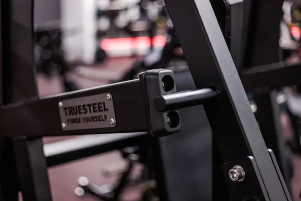 Posilňovací stroj Chest Press - Farba: Čierna