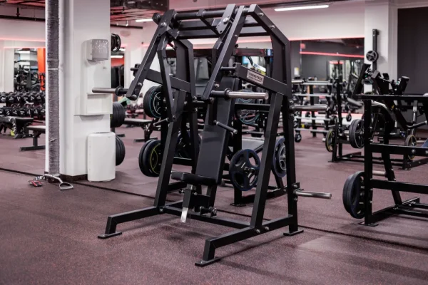 Posilňovací stroj Chest Press - Farba: Čierna