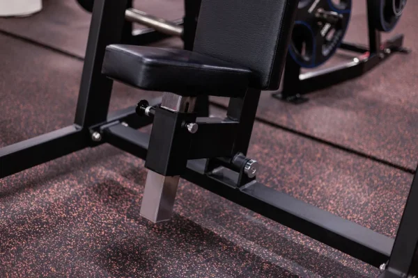 Posilňovací stroj Chest Press - Farba: Čierna